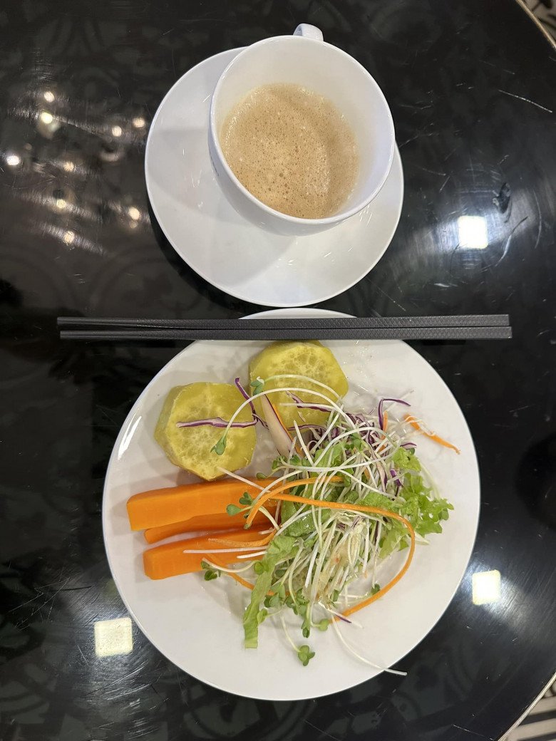 Mỹ nhân ăn chay đẹp nhất Việt Nam khoe những bữa cơm đạm bạc, cảnh bón cơm cho ngoại gây xúc động - 1