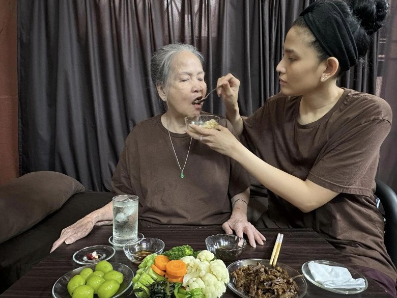 Mỹ nhân ăn chay đẹp nhất Việt Nam khoe những bữa cơm đạm bạc, cảnh bón cơm cho ngoại gây xúc động - 4