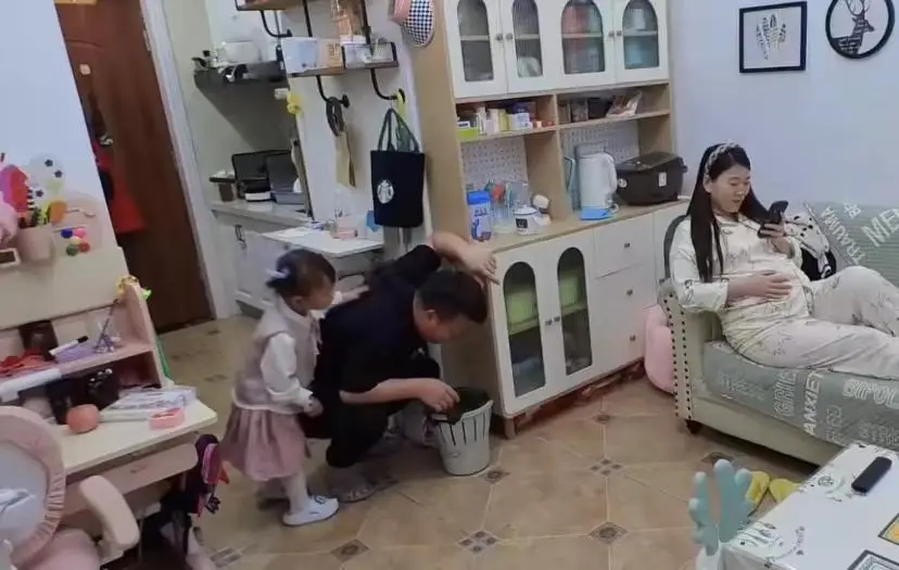Chồng ốm nghén thay vợ khi mang thai, không dám về nhà vì sợ “ói xanh mặt” - 1