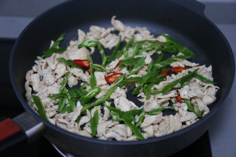 Ức gà hết dai khô nếu đem xào kiểu này, vừa đơn giản lại trôi cơm - 4