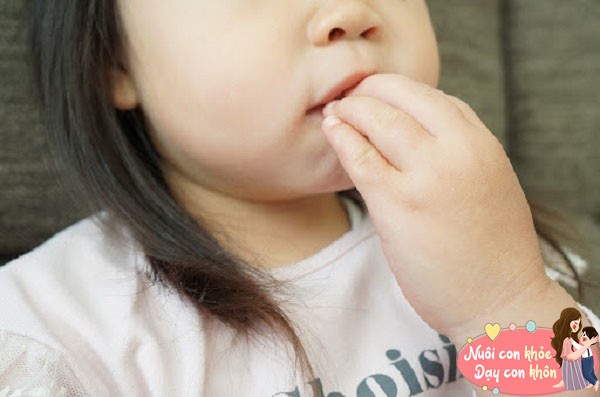 Đừng nghĩ trẻ thích cắn móng tay là vô hại, không sửa ngay sẽ bất lợi cho con cả đời - 2