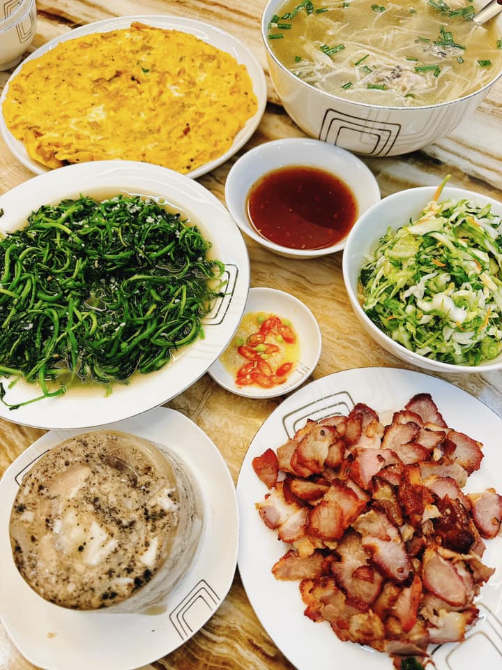 Vợ Hồng Đăng làm món Hàn Quốc đẹp mắt cho con, 2 ái nữ thủ thỉ &#34;ngon hơn ngoài hàng nhiều&#34; - 6