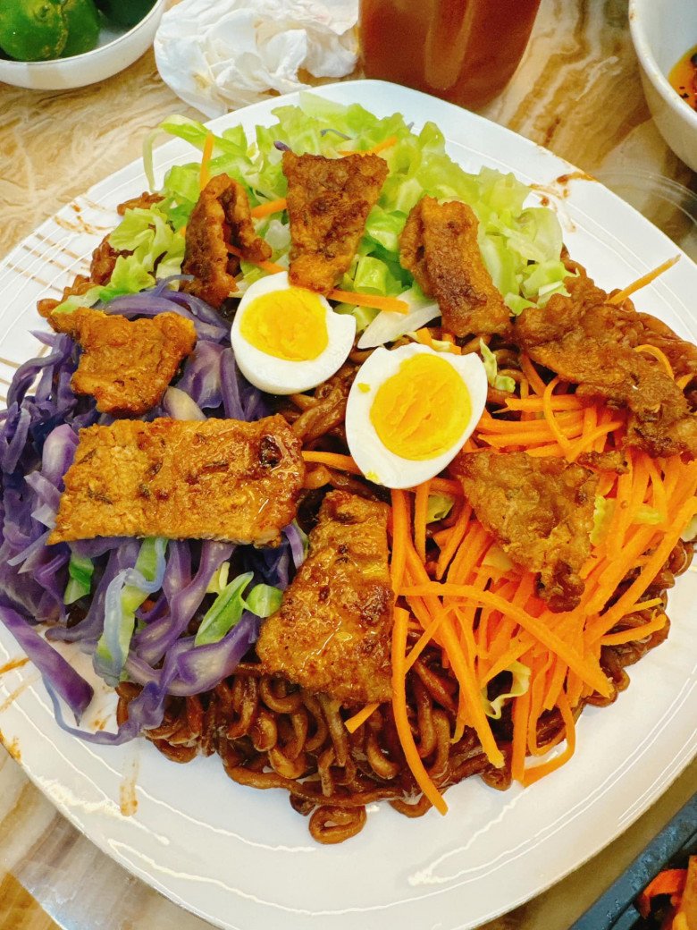 Vợ Hồng Đăng làm món Hàn Quốc đẹp mắt cho con, 2 ái nữ thủ thỉ &#34;ngon hơn ngoài hàng nhiều&#34; - 1