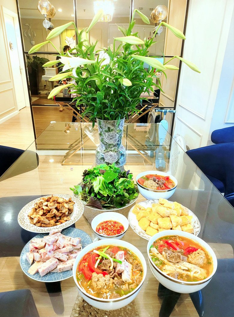 Vợ Mạnh Trường khoe bữa ăn của 4 mẹ con khi vắng chồng, ông xã đáp lại liền bị dọa đứng cửa - 1