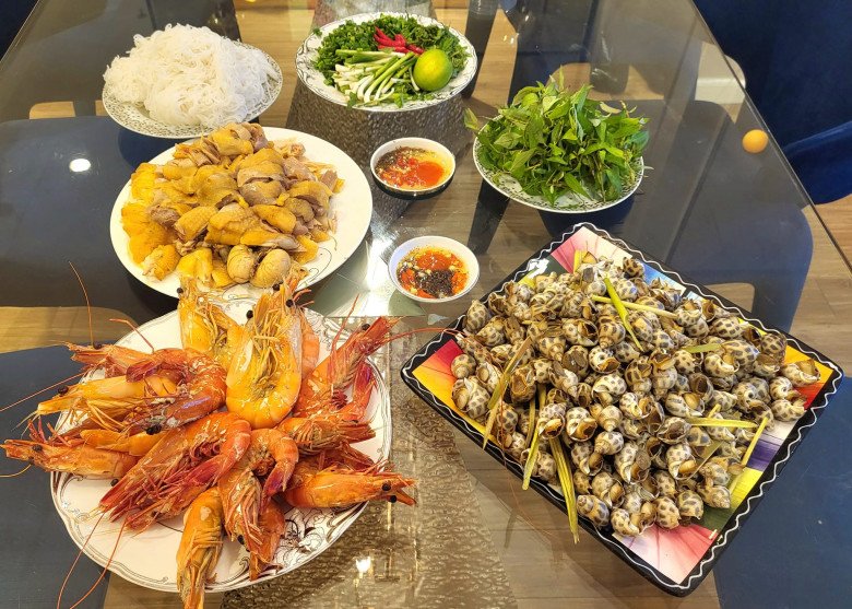 Vợ Mạnh Trường khoe bữa ăn của 4 mẹ con khi vắng chồng, ông xã đáp lại liền bị dọa đứng cửa - 9