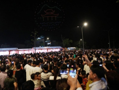 Tin Tức - Hàng nghìn người mệt mỏi, chờ xem trình diễn ánh sáng ở ngoại thành Hà Nội