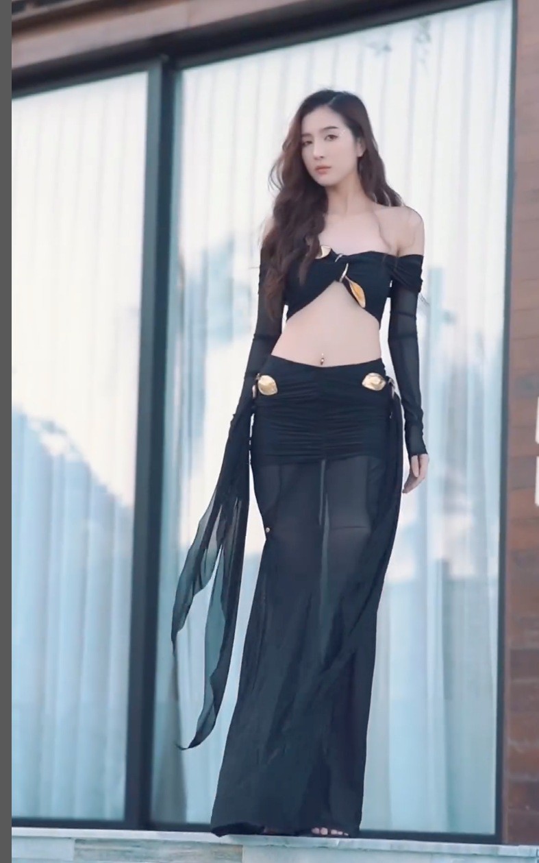 Vợ kém tuổi của Hồ Quang Hiếu có tỉ lệ vòng eo "siêu thực",  mặc đồ gì cũng đẹp - 4