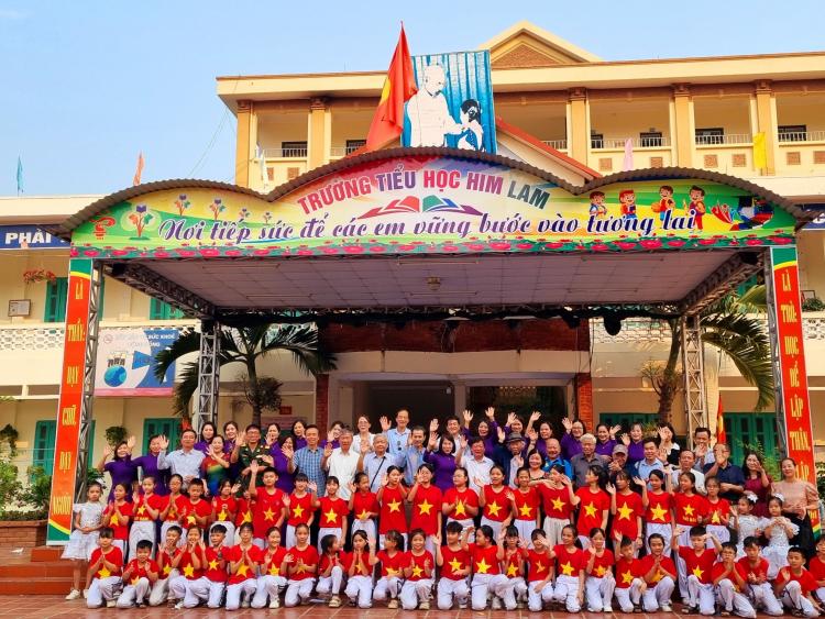 (Ảnh) Qua miền Tây Bắc - về với Điện Biên: Thăm và phát động cuộc thi vẽ tranh tại Trường Tiểu học Him Lam