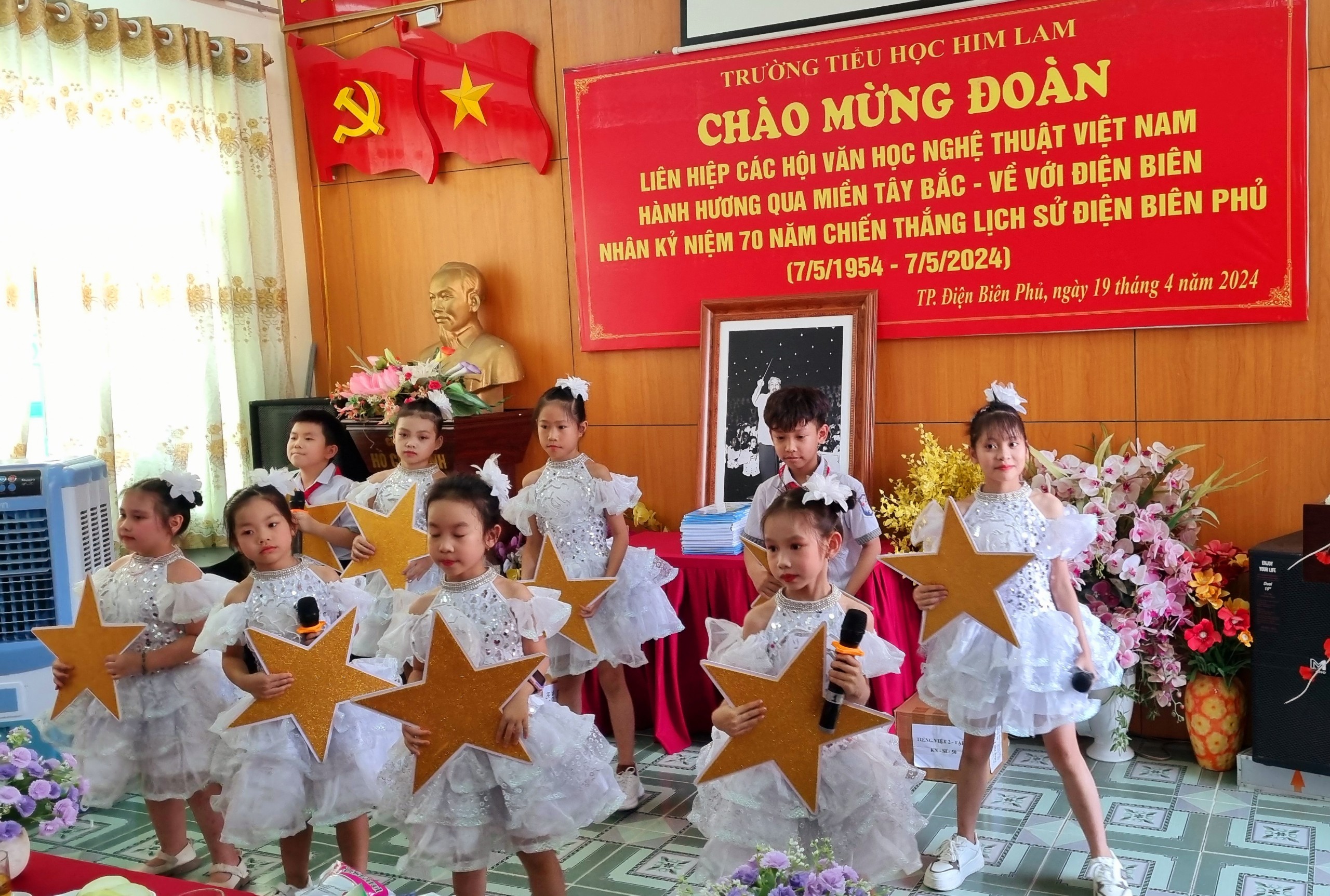 (Ảnh) “Qua miền Tây Bắc - về với Điện Biên”: Thăm và phát động cuộc thi vẽ tranh tại Trường Tiểu học Him Lam - 4