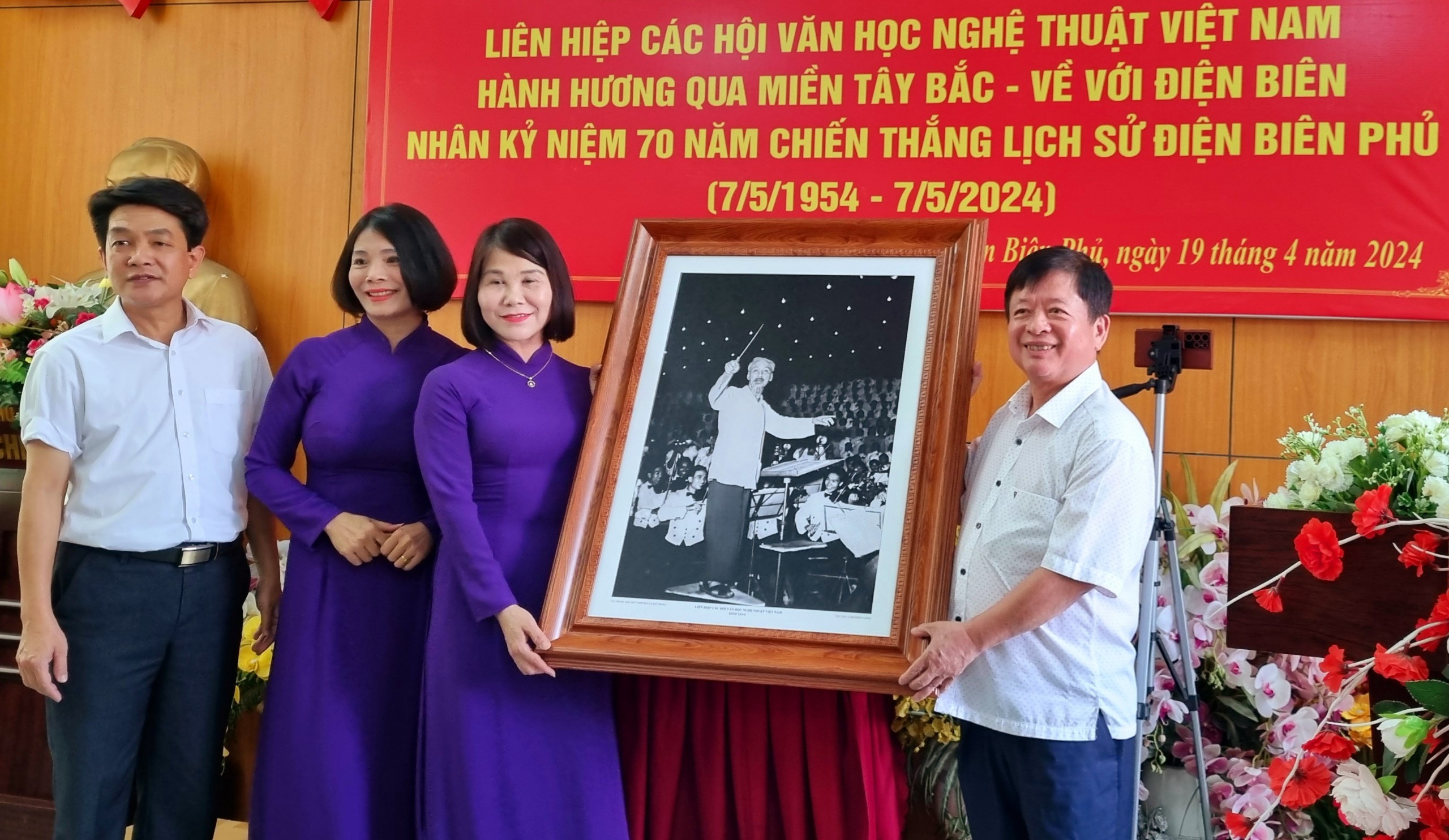 (Ảnh) “Qua miền Tây Bắc - về với Điện Biên”: Thăm và phát động cuộc thi vẽ tranh tại Trường Tiểu học Him Lam - 7