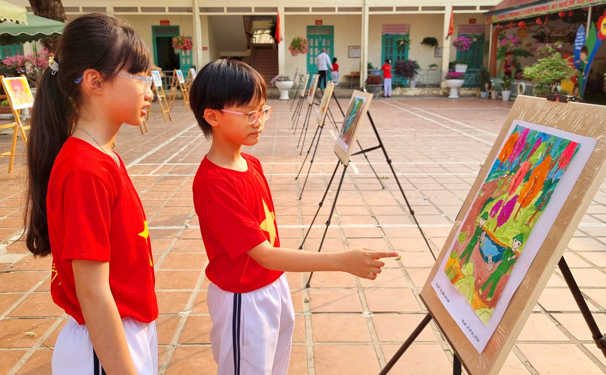 (Ảnh) “Qua miền Tây Bắc - về với Điện Biên”: Thăm và phát động cuộc thi vẽ tranh tại Trường Tiểu học Him Lam - 11