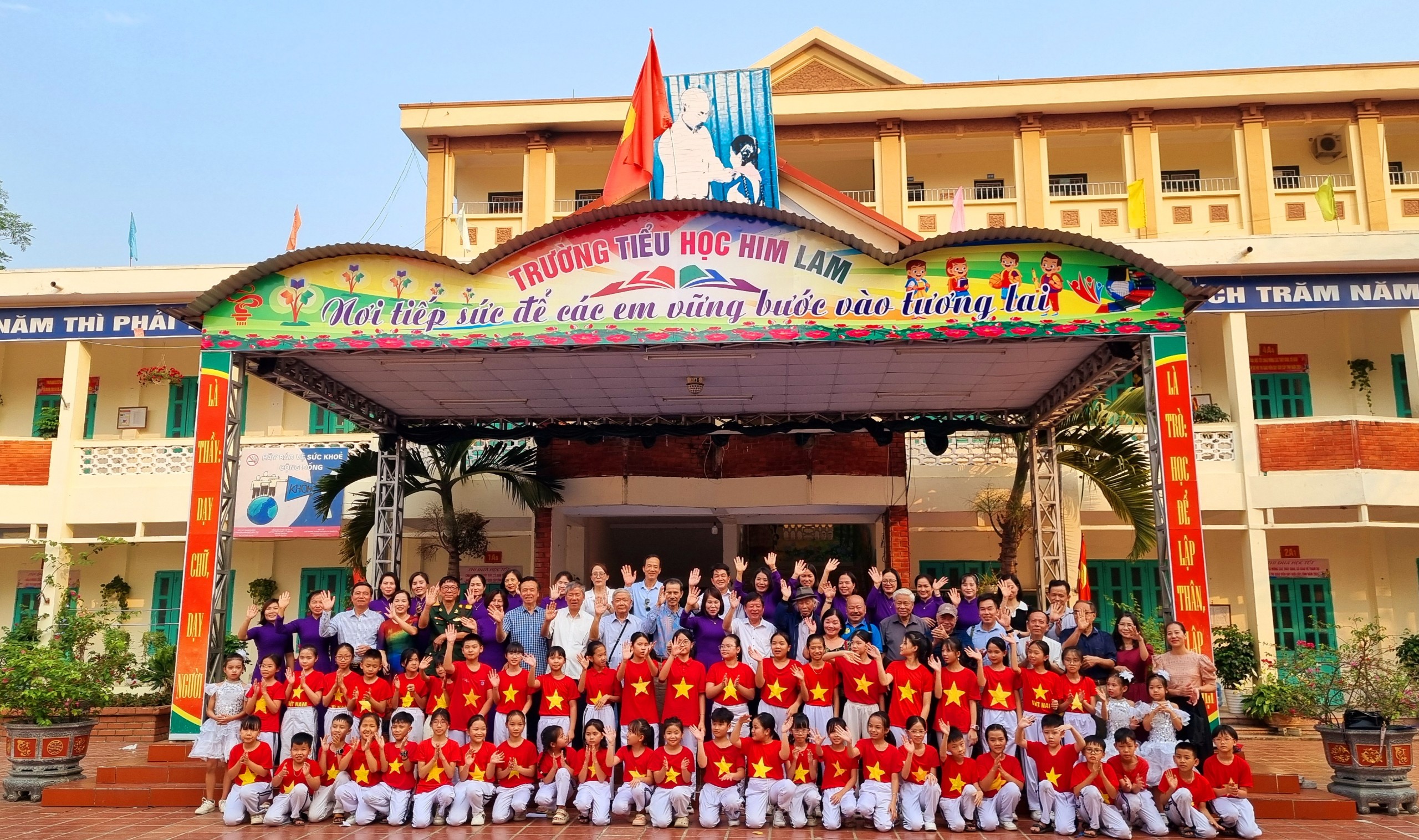 (Ảnh) “Qua miền Tây Bắc - về với Điện Biên”: Thăm và phát động cuộc thi vẽ tranh tại Trường Tiểu học Him Lam - 15