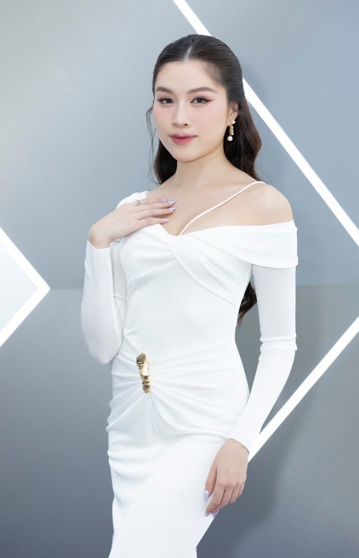 Hoa hậu Ngọc Châu xuất hiện xinh đẹp hậu ồn ào "gương mặt lạ" - 7