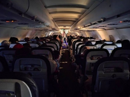 Video - Vì sao máy bay tắt đèn cabin khi cất, hạ cánh?