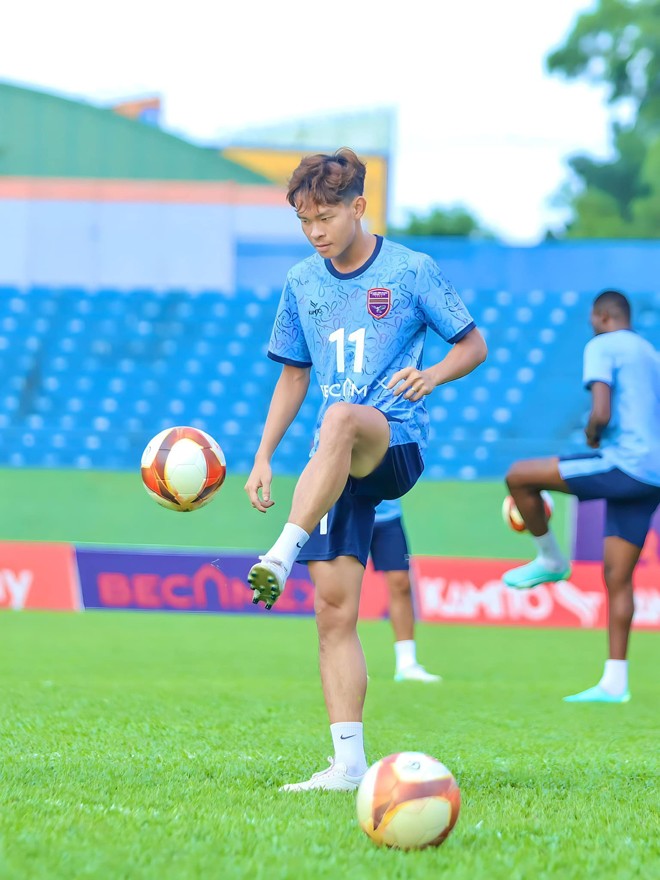 Chân dung cầu thủ duy nhất của U23 Việt Nam đã có vợ - 2