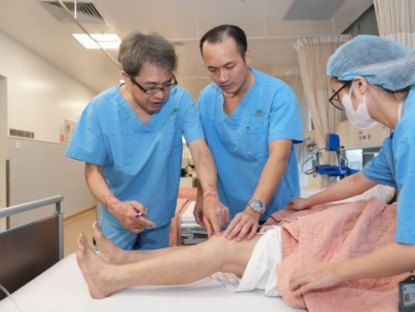 Thông tin doanh nghiệp - Bệnh viện tiên phong tại Việt Nam ứng dụng kỹ thuật thay khớp gối không cắt gân cơ, có thể vận động sau 1 ngày