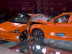 Volvo lấy 2 chiếc SUV đâm nhau để thử độ an toàn, cho cả người thật ngồi trong xe