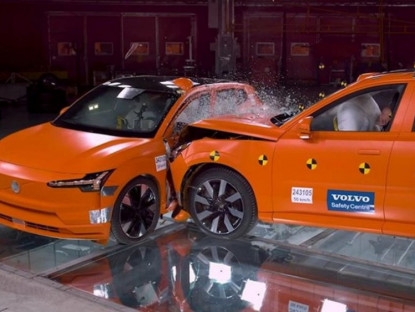 Giao thông - Volvo lấy 2 chiếc SUV đâm nhau để thử độ an toàn, cho cả người thật ngồi trong xe
