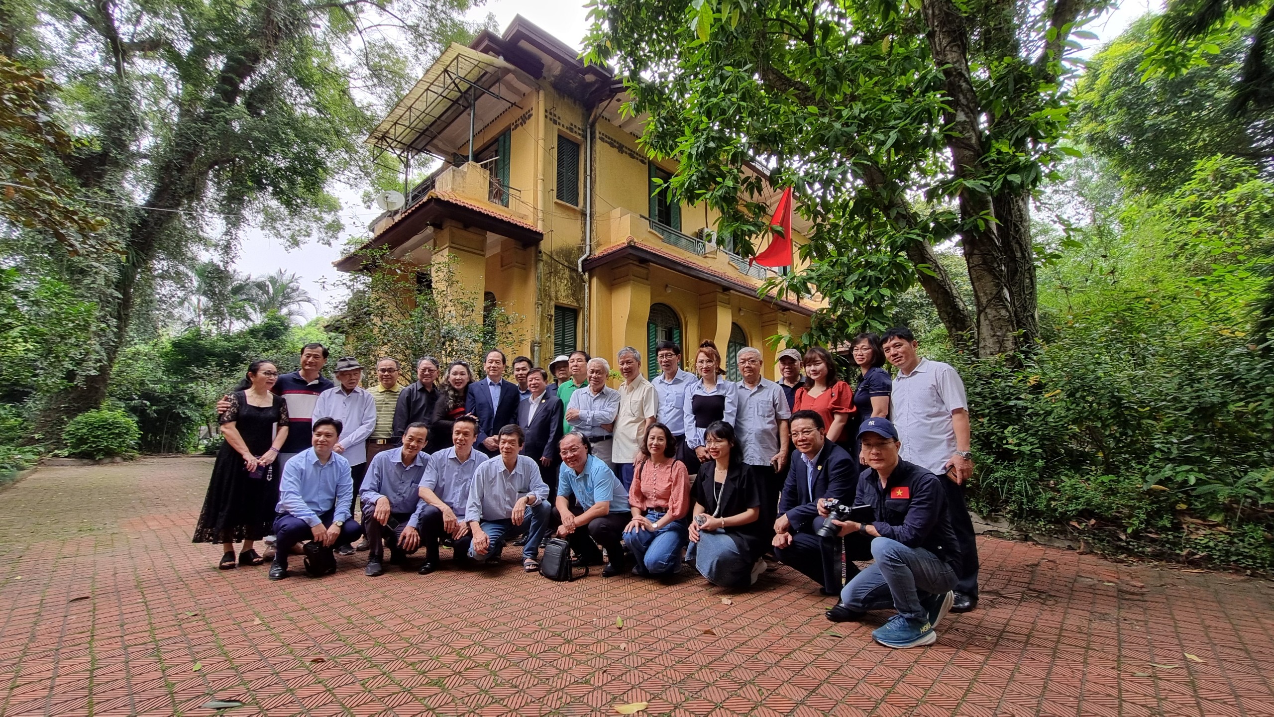 Bốn chấm... Xanh (bút ký) - 1