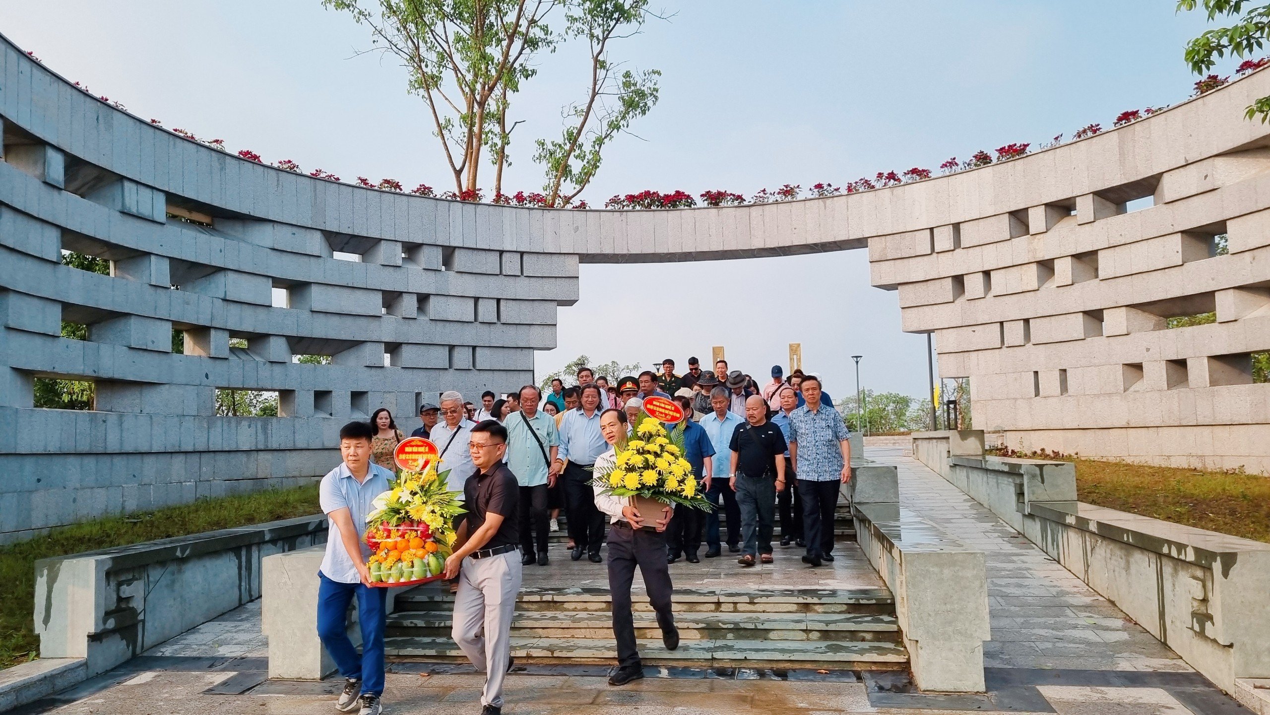 Bốn chấm... Xanh (bút ký) - 2