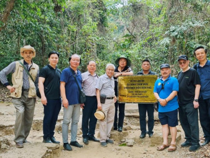 Thơ - Bốn chấm... Xanh (bút ký)
