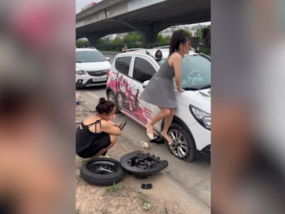 Giao thông - Clip: Cô gái tự thay lốp ô tô khiến cánh 'mày râu' phải trầm trồ