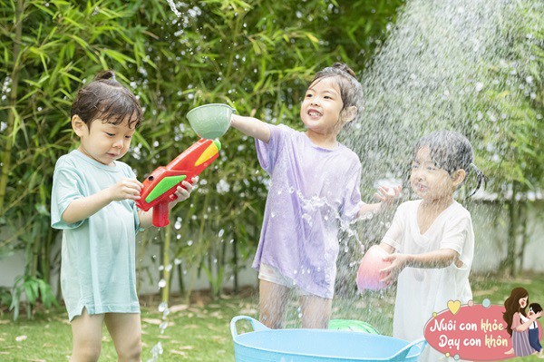 3 khác biệt giữa những trẻ được phép và trẻ bị hạn chế chơi với nước từ nhỏ - 2