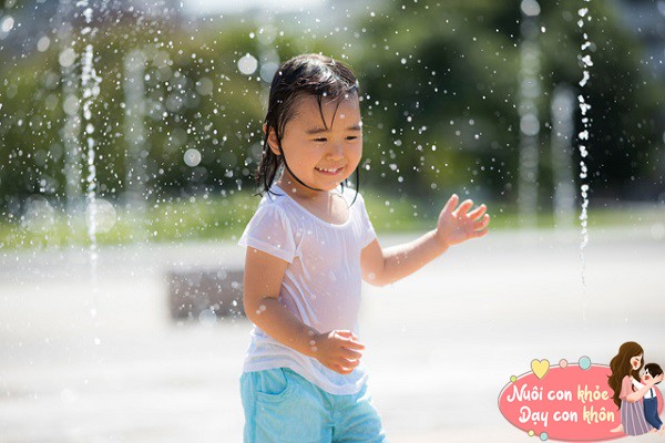 3 khác biệt giữa những trẻ được phép và trẻ bị hạn chế chơi với nước từ nhỏ - 4
