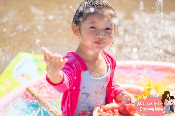 3 khác biệt giữa những trẻ được phép và trẻ bị hạn chế chơi với nước từ nhỏ - 6