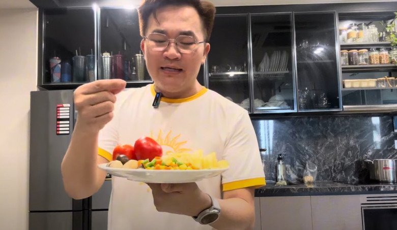 Nắng nóng ăn cơm không thấy ngon, MC nổi tiếng Việt Nam vào bếp làm món bún thanh mát, ngon miệng - 1