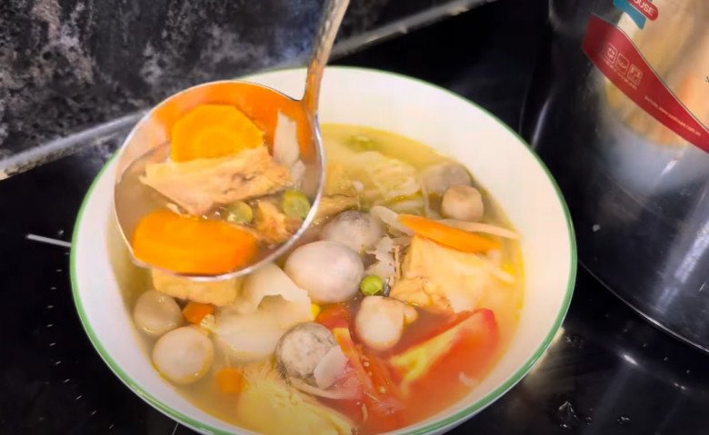 Nắng nóng ăn cơm không thấy ngon, MC nổi tiếng Việt Nam vào bếp làm món bún thanh mát, ngon miệng - 4