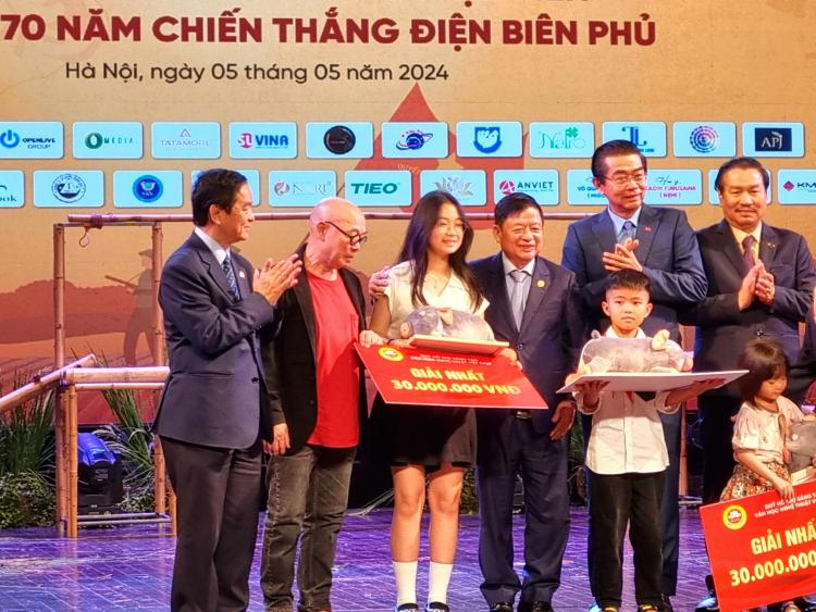 Hoan hô Chiến sĩ Điện Biên bằng những đóa hoa hội hoạ