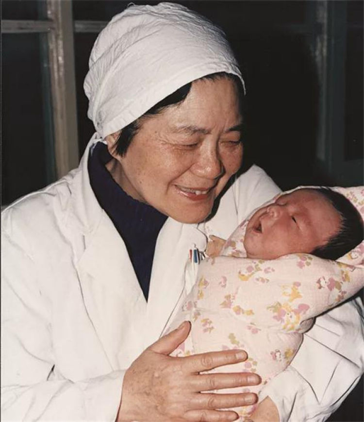 Cô bé đầu tiên được sinh ra nhờ thụ tinh ống nghiệm, sau 35 năm có gì mà nhiều người bất ngờ - 1