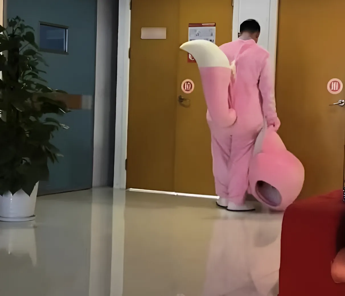 Chồng hoá trang thành gấu hồng đứng đợi vợ trước cửa phòng sinh, bất chấp thời tiết oi bức - 2