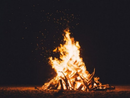 Giải trí - Mẹo cắm trại cực hay: Vaseline có thể giúp nhóm lửa