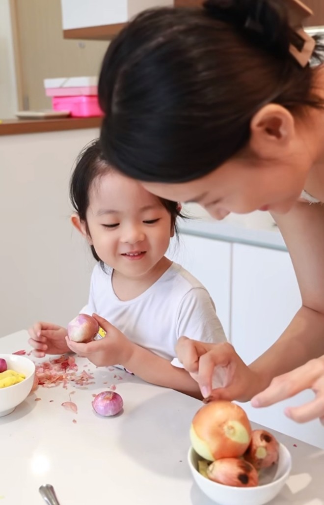 Mẹ bỉm Trương Mỹ Nhân nấu nồi bún &#34;chà bá&#34;, cưng xỉu thái độ của chồng và cô con gái xinh xắn - 4