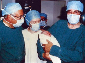 Em bé ống nghiệm đầu tiên trên thế giới chưa sinh ra đã lọt tầm ngắm báo chí, cuộc sống hiện tại ra sao?