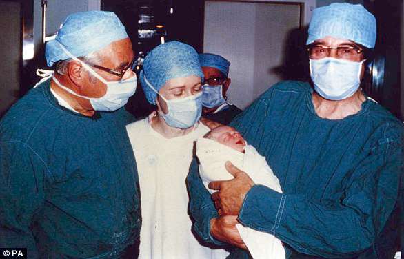 Em bé ống nghiệm đầu tiên trên thế giới chưa sinh ra đã lọt tầm ngắm báo chí, cuộc sống hiện tại ra sao? - 4