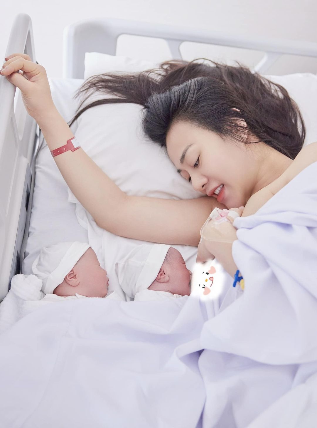 Sao Việt sinh đôi: Người hạnh phúc sinh con đủ tháng đủ ngày, người khóc ròng vì sinh non - 1