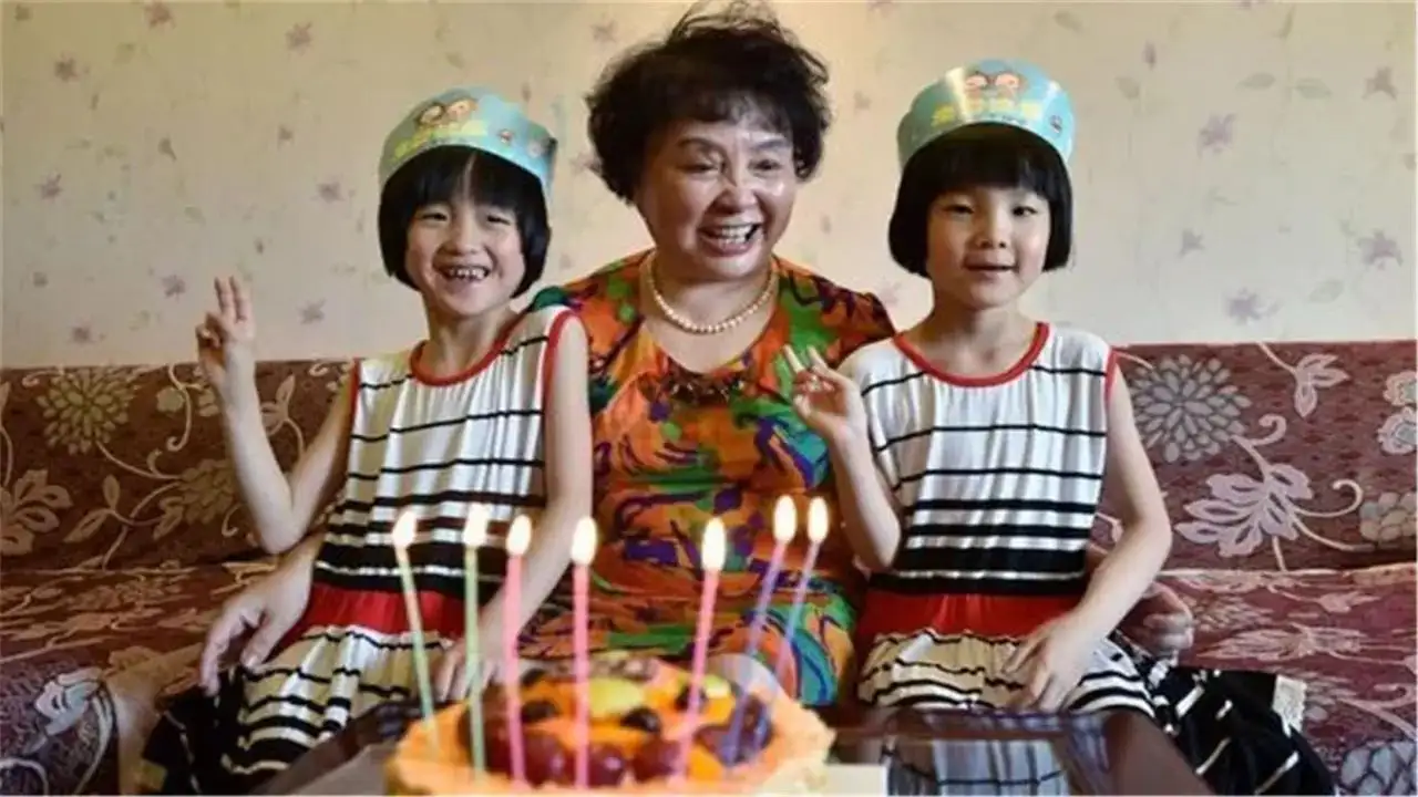 Con gái qua đời vì tai nạn, cặp vợ chồng già 60 tuổi vẫn mang thai nhờ IVF, 14 năm sau vất vả nuôi con - 6