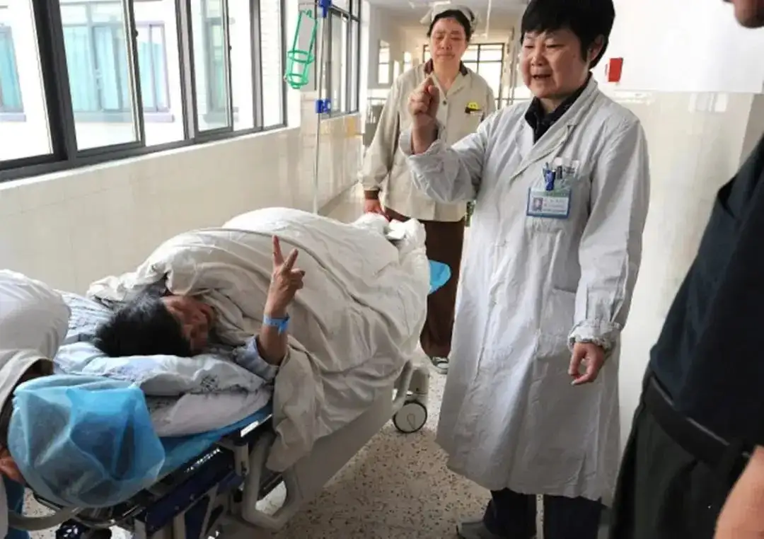 Con gái qua đời vì tai nạn, cặp vợ chồng già 60 tuổi vẫn mang thai nhờ IVF, 14 năm sau vất vả nuôi con - 3