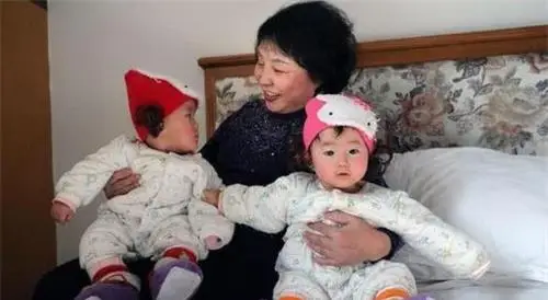 Con gái qua đời vì tai nạn, cặp vợ chồng già 60 tuổi vẫn mang thai nhờ IVF, 14 năm sau vất vả nuôi con - 5