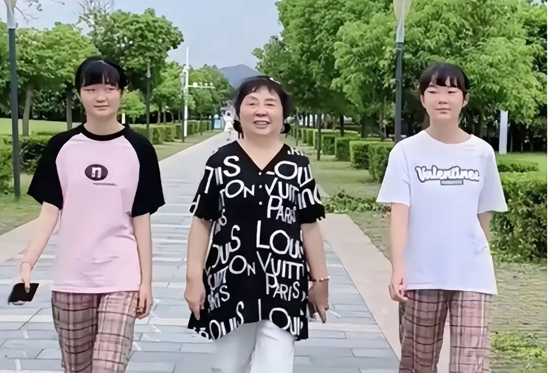 Con gái qua đời vì tai nạn, cặp vợ chồng già 60 tuổi vẫn mang thai nhờ IVF, 14 năm sau vất vả nuôi con - 7