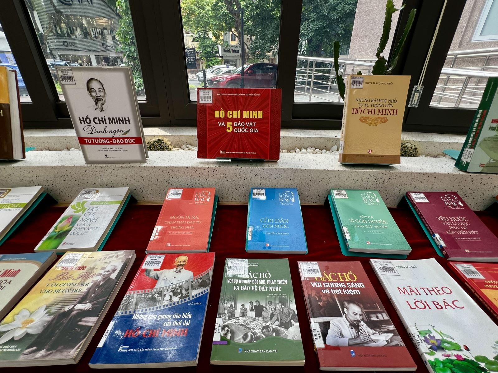 Trưng bày sách, báo chủ đề “Hồ Chí Minh - Trọn cuộc đời vì nước, vì dân” - 1