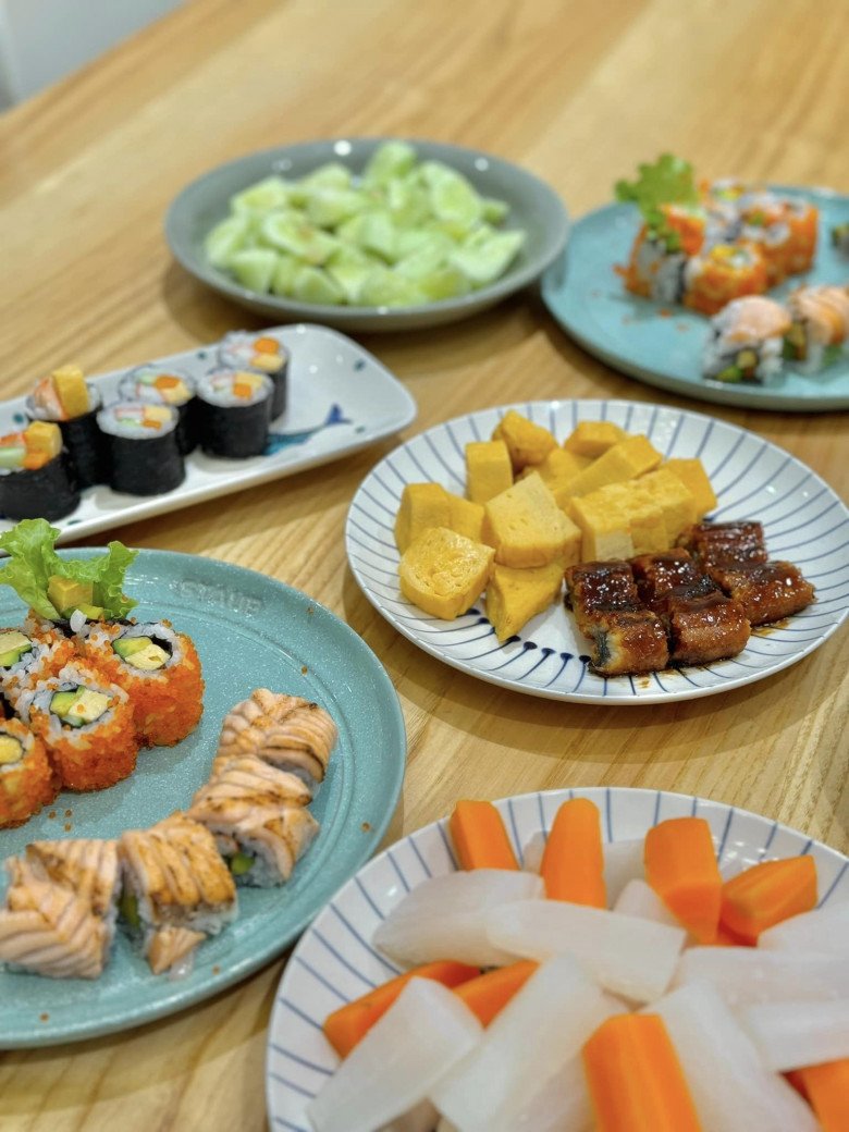 Vợ đạo diễn Người Phán Xử làm cả mâm đồ ăn Nhật đẹp tuyệt, được khen là &#34;người vợ trong mơ&#34; - 1