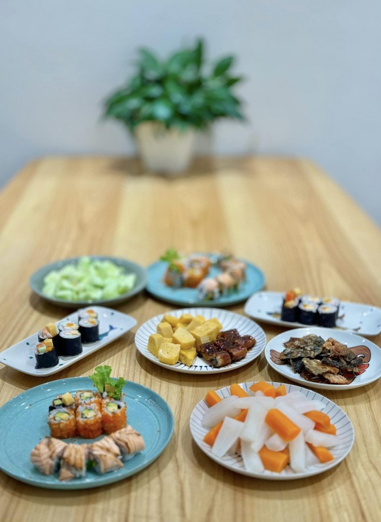 Vợ đạo diễn Người Phán Xử làm cả mâm đồ ăn Nhật đẹp tuyệt, được khen là &#34;người vợ trong mơ&#34; - 2