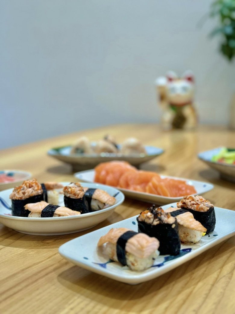 Vợ đạo diễn Người Phán Xử làm cả mâm đồ ăn Nhật đẹp tuyệt, được khen là &#34;người vợ trong mơ&#34; - 9