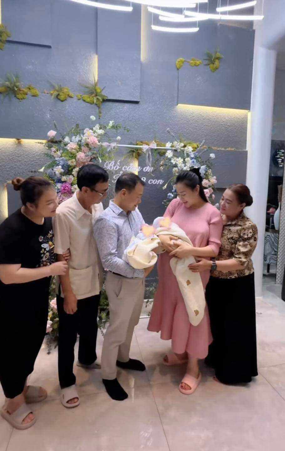 Xuất viện sau sinh, Phương Oanh nhận bình luận kém duyên nhưng mẹ bỉm sữa bênh chằm chặp - 1