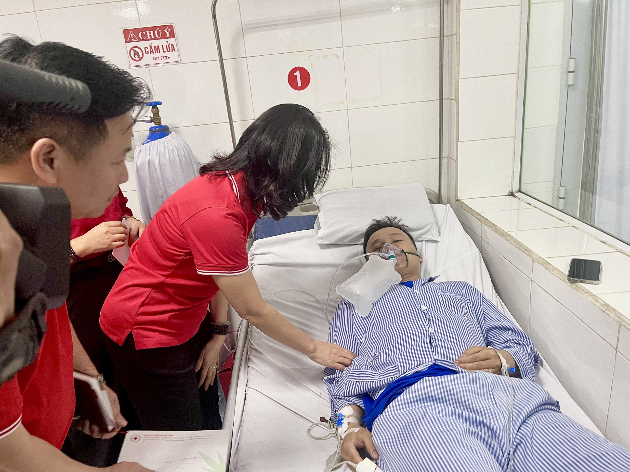 Chủ tịch Hội Chữ thập đỏ Việt Nam thăm hỏi nạn nhân vụ cháy nhà trọ tại Trung Kính - 4