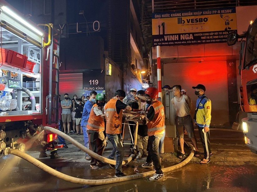 Chủ tịch Hội Chữ thập đỏ Việt Nam thăm hỏi nạn nhân vụ cháy nhà trọ tại Trung Kính - 5